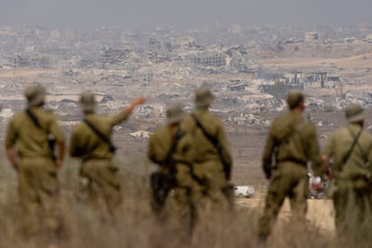 Soldados del ejército de Israel observan la destrucción en la Franja de Gaza, el pasado miércoles.