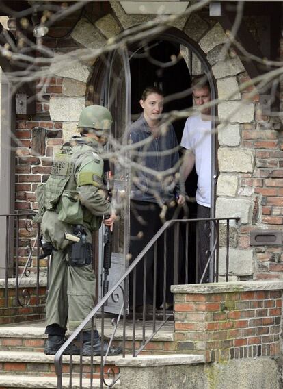 Agentes del cuerpo de elite SWAT preguntan a unos vecinos de la zona durante la operación de búsqueda y captura del sospechosos de los atentados de Boston, en la localidad de Watertown, al oeste de Boston, 19 de abril de 2013.