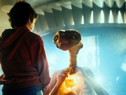 Henry Thomas, el actor que encarnó a Elliot en 'ET, El Extraterrestre', habla con ET en una escena de la película.