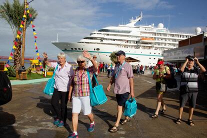 Turistas europeos desembarcan del crucero MS Amadea, en el puerto de El Guamache, en la Isla Margarita (Venezuela), este 3 de enero.