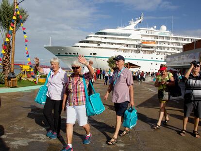 Turistas europeos desembarcan del crucero MS Amadea, en el puerto de El Guamache, en la Isla Margarita (Venezuela), este 3 de enero.