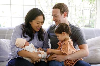 Como no podía ser de otra manera, Mark Zuckerberg anunció el nacimiento de su segunda hija con una publicación en Facebook. "¡Priscilla y yo estamos muy contentos de dar la bienvenida a nuestra hija August a este mundo! Le escribimos una carta sobre el mundo en el que queremos que crezca, esperando también que no crezca demasiado rápido” escribió Zuckerberg en su publicación del pasado agosto, que acompañó de una imagen familiar junto a su esposa, Priscilla Chan, y la hija mayor del matrimonio, Max.