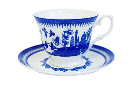 Piezas de delicada porcelana británica pero con aire contemporáneo. Este juego de té artesano está decorado con el actual skyline londinense:  el Gherkin, la torre BT y los inevitables semáforos y cámaras de seguridad.