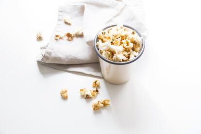 Si usted es más de 'snacks' a media tarde, la nutricionista Itziar Digón, del centro de estética Tacha, recomienda el maíz tostado. “Añada dos cucharadas en una sartén. Tape y ponga a fuego fuerte. Cuando empiecen a saltar, retire del fuego y, en caliente, agregue una cucharada con una mezcla de cúrcuma, canela y cayena”, dice. La ración no supera las 200 kcal, como todos los tentempiés que planteamos a continuación. Esta cantidad se quema en tan solo 30 minutos de baile, según un estudio de Harvard Health. En el salón de casa o la discoteca: eso ya va con el gusto.