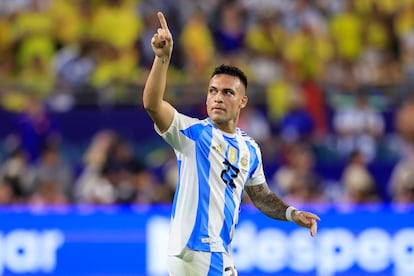 Lautaro Martínez celebra el gol anotado ante Colombia.  