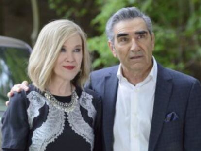 La habilidad de los guionistas de  Schitt s Creek  es no caer en la tentación del menosprecio de corte y alabanza de aldea