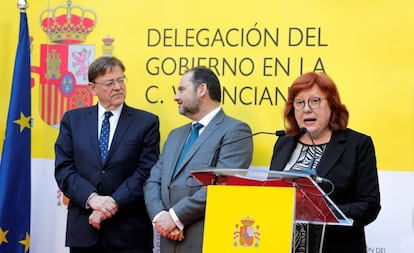 El presidente valencianao, Ximo Puig, con el ministro José Luis Ábalos, y la nueva delegada del Gobierno en la Comunidad Valenciana, Gloria Calero. 