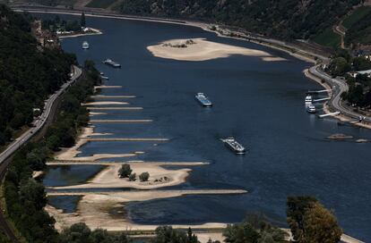 Los barcos de mercancías pasaban el martes por el lecho parcialmente seco del río Rin en Bingen (Alemania).