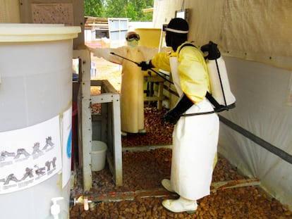 Un enfermero recibe una ducha de descontaminación en el Centro de Tratamiento del Ébola de Butembo.