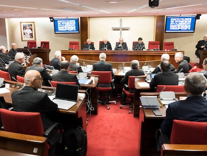 El Cardenal Juan José Omella preside la asamblea plenaria extraordinaria de la Conferencia Episcopal de España para tratar el tema de la pederastia en la Iglesia.