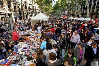 Jornada de Sant Jordi en la Rambla de Barcelona. 