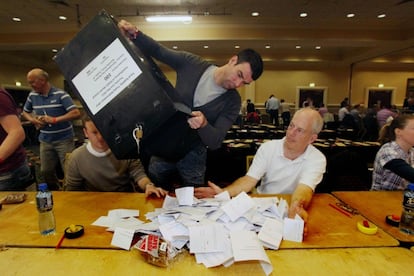 Apertura de una de las urnas para el recuento de votos en el hotel Citywest de Dublín.
