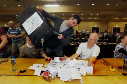 Apertura de una de las urnas para el recuento de votos en el hotel Citywest de Dublín.