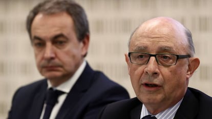 Montoro, amb Zapatero, en l'acte en què ha anunciat les mesures.