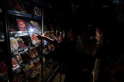 La gente compra comida en un supermercado durante un apagón masivo en Pamplona, el pasado 28 de abril de 2025