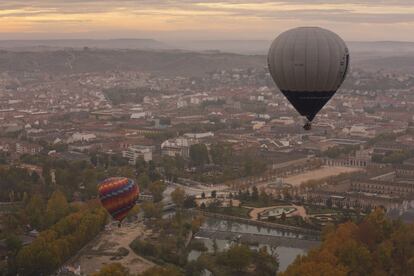 Dos globos sobrevuelan Aranjuez este miércoles en un vuelo de prueba antes de la XVIII Copa del Rey de aeroestación, que se celebrará en la localidad desde el 27 hasta el 29 de noviembre.