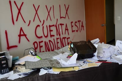 Dentro de estas oficinas, los maestros también han pintado las paredes con lemas en exigencia a sus demandas.