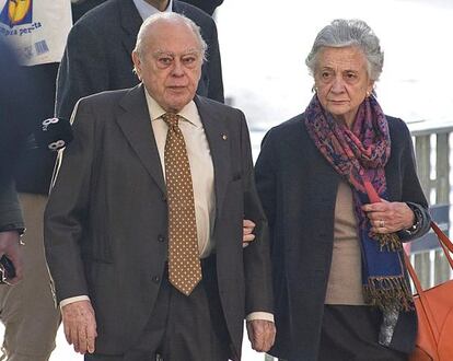 Jordi Pujol and Marta Ferrusola arrive at court in Barcelona on Tuesday.