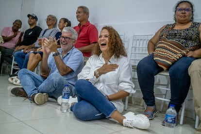 Judith Pinedo en un evento de campaña junto a su esposo, Arturo Zea.