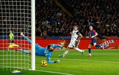 Robert Lewandowski (derecha) marca el sexto gol del Barcelona ante el Valencia.