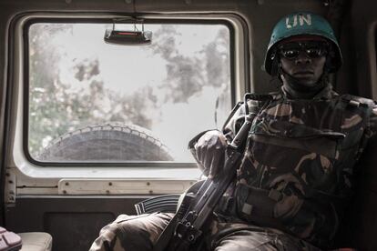 Un soldado de Tanzania que participa en misión de paz de Naciones Unidas en la República Centroafricana (MINUSCA) patrulla la ciudad de Gamboula.