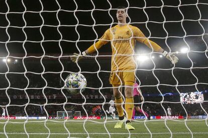 El portero del Real Madrid Courtois se lamenta después de que Thomas Meunier, del PSG, marcara el tercer gol de su equipo.