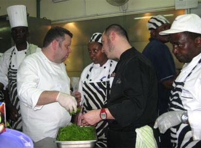 Los chefs Alberto Chicote y Joaquin Felipe dan explicaciones a sus ayudantes kenianos durante unas jornadas gastronómicas organizadas por varios restauradores madrileños en Nairobi.