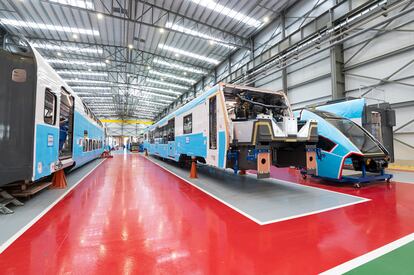 Trenes de Cercanías de Renfe en la planta de Stadler en Albuixech (Valencia).