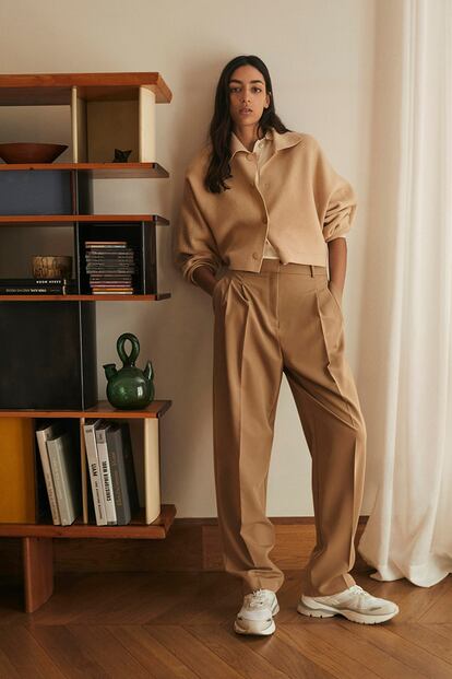 En Mango encontramos este look que supone una de las formas más terrenales de llevar los pantalones anchos en el día  a día. Con zapatillas y creando un conjunto todoterreno a base de prendas en la misma gama cromática.