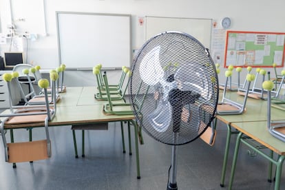 Ventiladores en las aulas de una escuela de Barcelona, en una imagen de archivo.