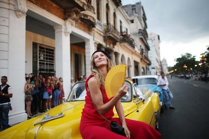 La modelo brasileña Gisele Bündchen esperando a que diera comienzo el desfile.