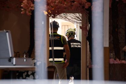 Officers from the National Police and the Palma Fire Department investigate the damaged building in Playa Palma on May 24.