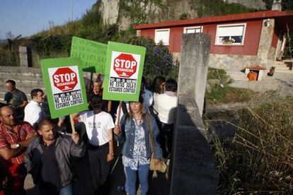 Vecinos y activistas frente a la casa que iba a ser derribada.