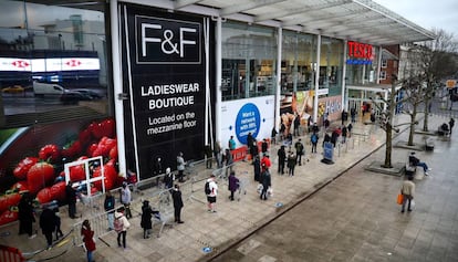 Consumidores esperan en filas para entrar a un Tesco en Londres (Reino Unido), este lunes.