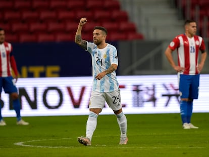 Alejandro 'Papu' Gómez celebra su gol contra Paraguay.