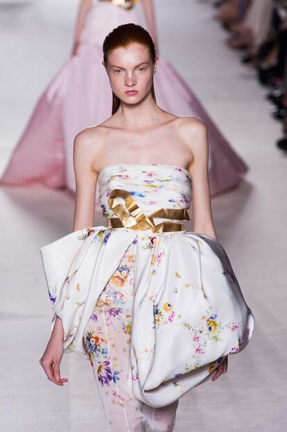 El delicado jardin de Giambattista Valli