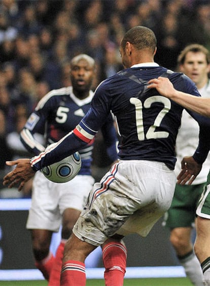 Noviembre 2009. repesca del mundial de Suráfrica 2010. Henry controla la pelota con la mano en la jugada del tanto francés. Después, gol de Gallas y clasificación de Francia.