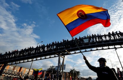 Manifestantes protestan en Bogotá, este lunes.