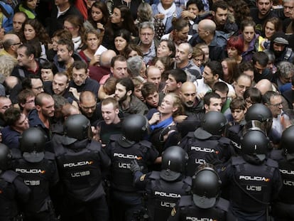 Agentes antidisturbios de la Policía Nacional forman un cordón en un colegio de Barcelona durante el referéndum ilegal del 1 de octubre de 2017.