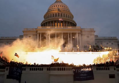 Miles de partidarios de Donald Trump rodean el Capitolio de Washington, que acabaron asaltando en protesta contra su derrota electoral, el pasado 6 de enero.