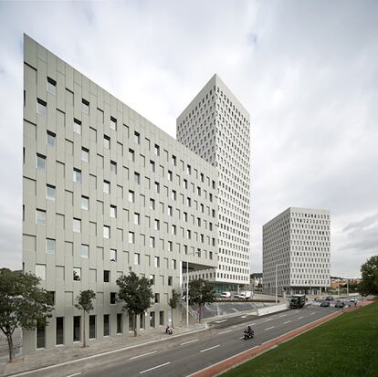 Edificio La Pallaresa en Santa Coloma de Gramenet (Barcelona). Arquitectos: Robert Terradas Muntañola, Esteve Terradas Muntañola y Eduardo Souto de Moura. Comentario del jurado: "Una decidida apuesta por la densidad en altura y la consecuente creación de espacios libres públicos que genera una nueva centralidad en un territorio de frontera entre lo compacto y lo discontinuo. El gesto común de los tres grandes voladizos y la exacta y precisa geometría de sus fachadas le confieren una imagen fuerte y unitaria que lo convierten en un nuevo hito simbólico".