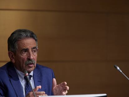 El presidente del Gobierno de Cantabria, Miguel Ángel Revilla, en una rueda de prensa en Madrid el pasado 16 de febrero.