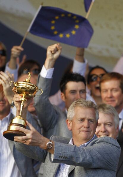 El capitán del equipo europeo, Colin Montgomerie, rodeado de sus jugadores, levanta la copa Ryder.