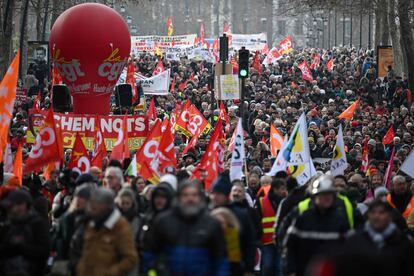Los manifestantes sostienen banderas sindicales de la CGT durante el segundo día de huelga a nivel nacional, en Toulouse el 31 de enero.