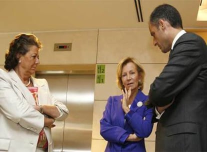 Barberá, Salgado y Camps, ayer, en los pasillos del Palau de Congressos de Valencia.