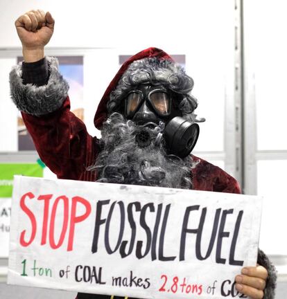Un manifestante vestido de Santa Claus protesta contra los combustibles fósiles durante la COP24 de Katowice (Polonia), el pasado 11 de diciembre.
