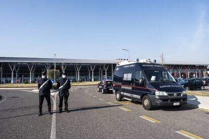 Carabinieri con mascarilla vigilan un hospital en cuarentena en Schiavonia (Véneto), el 22 de febrero.