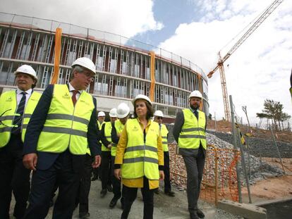 La vicepresidenta del Gobierno, Soraya Sáenz de Santamaría (c), con el alcalde de Tarragona, Josep Fèlix Ballesteros (2i), durante la visita de obras al anillo olímpico.