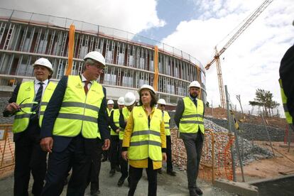 La vicepresidenta del Gobierno, Soraya Sáenz de Santamaría (c), con el alcalde de Tarragona, Josep Fèlix Ballesteros (2i), durante la visita de obras al anillo olímpico.