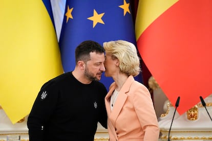 Ukrainian President Volodymyr Zelenskiy speaks with president of the European Commission, Ursula von der Leyen, during a meeting with the media at the Mariinsky Palace in Kyiv on Saturday.